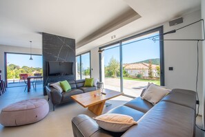 TV - Contemporary villa with pool and sea view for 10 people (Cavalaire-sur-Mer)