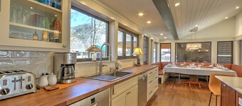 Incredible Newly Remodeled Family Home w/ Hot Tub, Fire Pit, Near Dwntwn & Pools