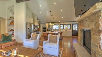 TV connectée, cheminée, livres