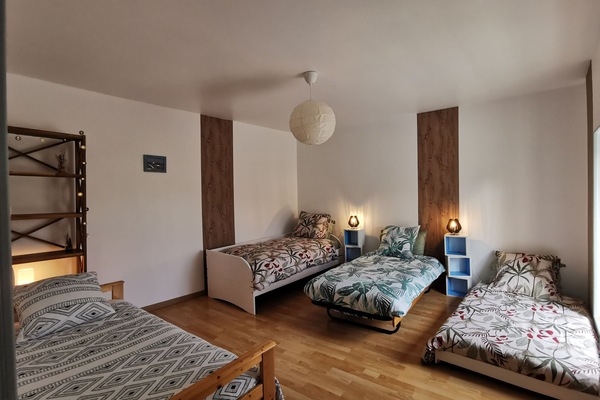 2 habitaciones, tabla de planchar con plancha y cuna de viaje