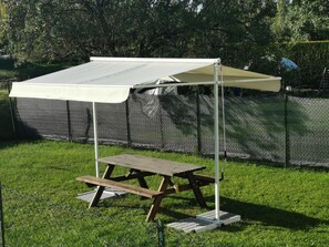 Outdoor dining - Les chambres du héron Self-contained 80m² apartment (Chevillon)