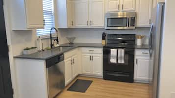 Geladeira, micro-ondas, fogão, cooktop