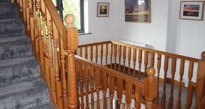 Spacious 6 bedroom home with outdoor dining area