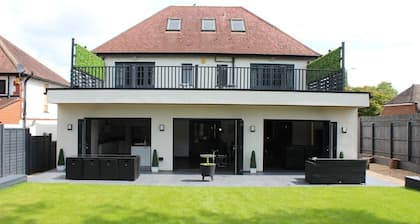 Spacious 6 bedroom home with outdoor dining area