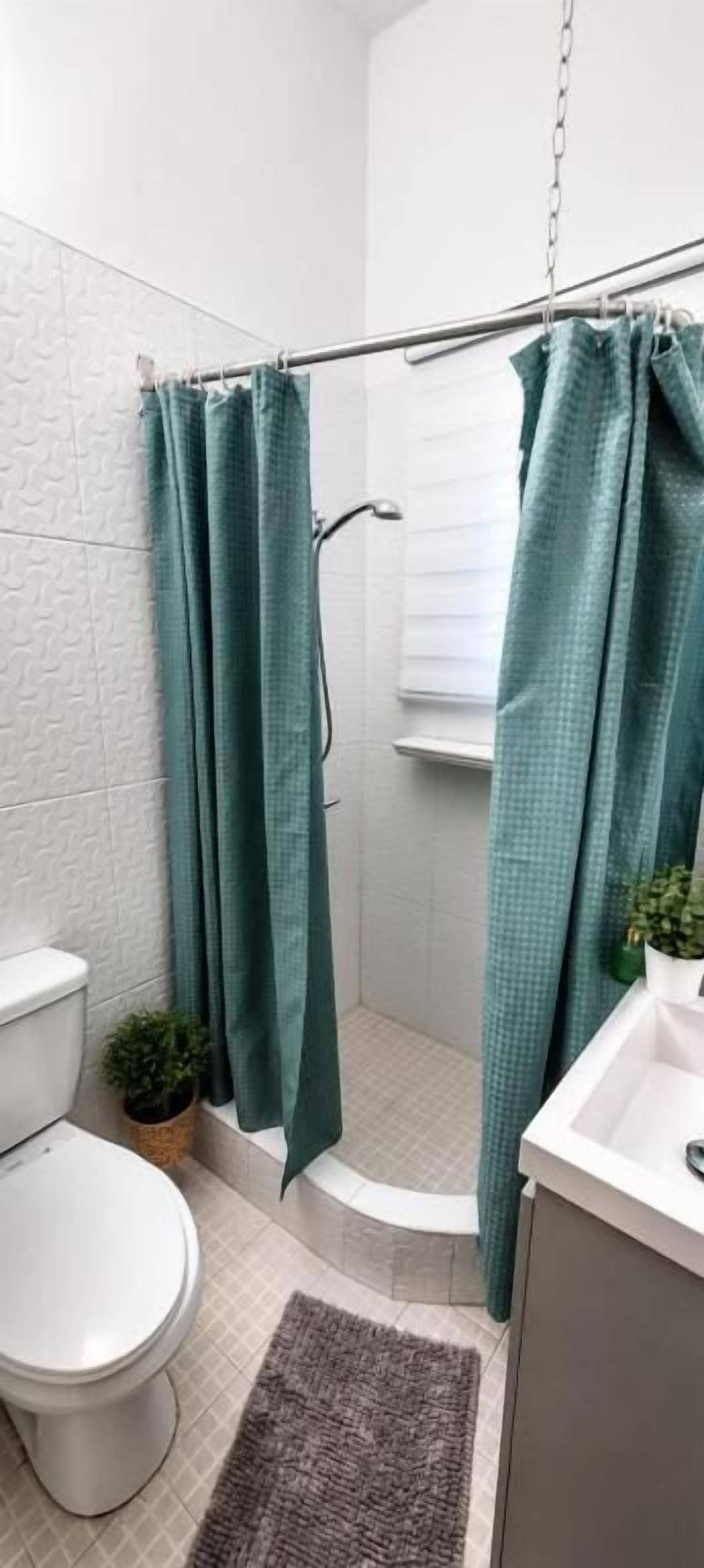 Un bagno con doccia, wc e lavandino.