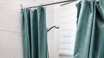 Un bagno con doccia, wc e lavandino.