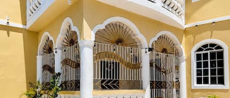 Fachada de la propiedad