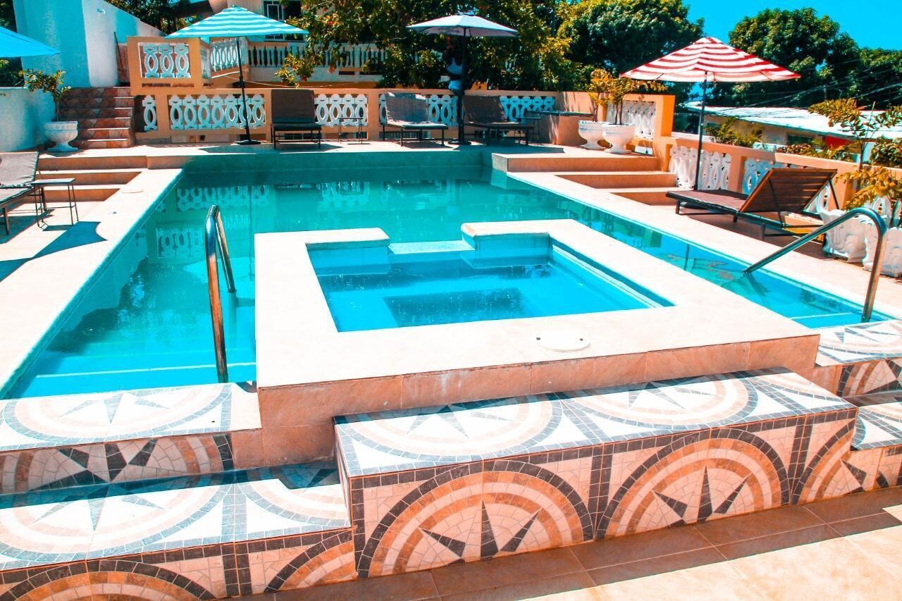 2 piscines extérieures