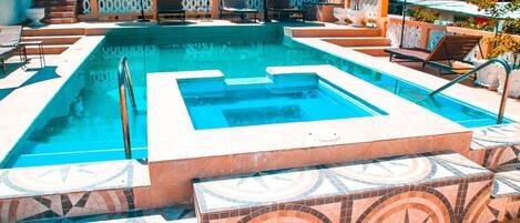 2 piscines extérieures