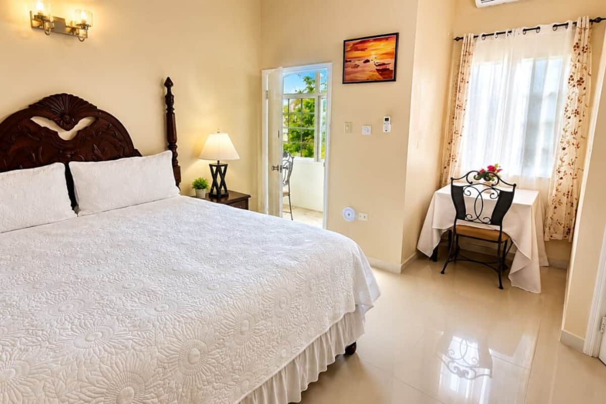 Quarto casal conforto, 1 quarto, banheiro privativo, vista para o pátio | Roupas de cama premium, edredons de pluma, cofres nos quartos