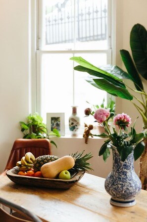 Appartement de base, 1 très grand lit | Cuisine privée | Réfrigérateur, four à micro-ondes, un four, surface de cuisson