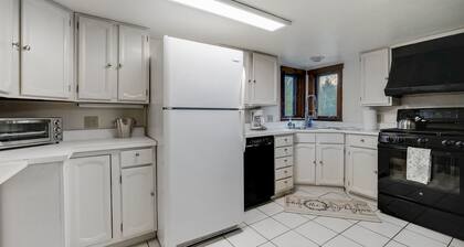 Killington Mountain Home! HotTub & 5 min to Skiing! by RedAwning