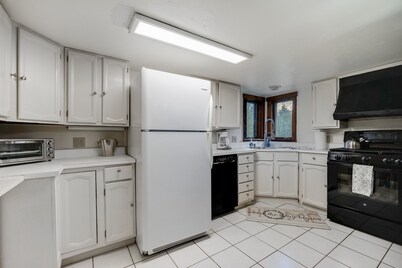 Killington Mountain Home! HotTub & 5 min to Skiing! by RedAwning