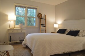 4 bedrooms, desk, iron/ironing board, WiFi