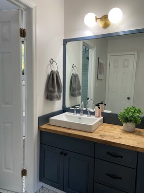 Combined shower/bathtub, hair dryer, towels, soap
