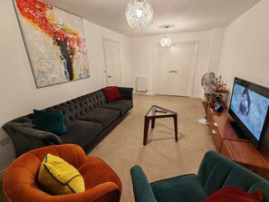 TV - Spacious Modern 4 Bedroom Detached House On A Quiet Estate (Dartford)