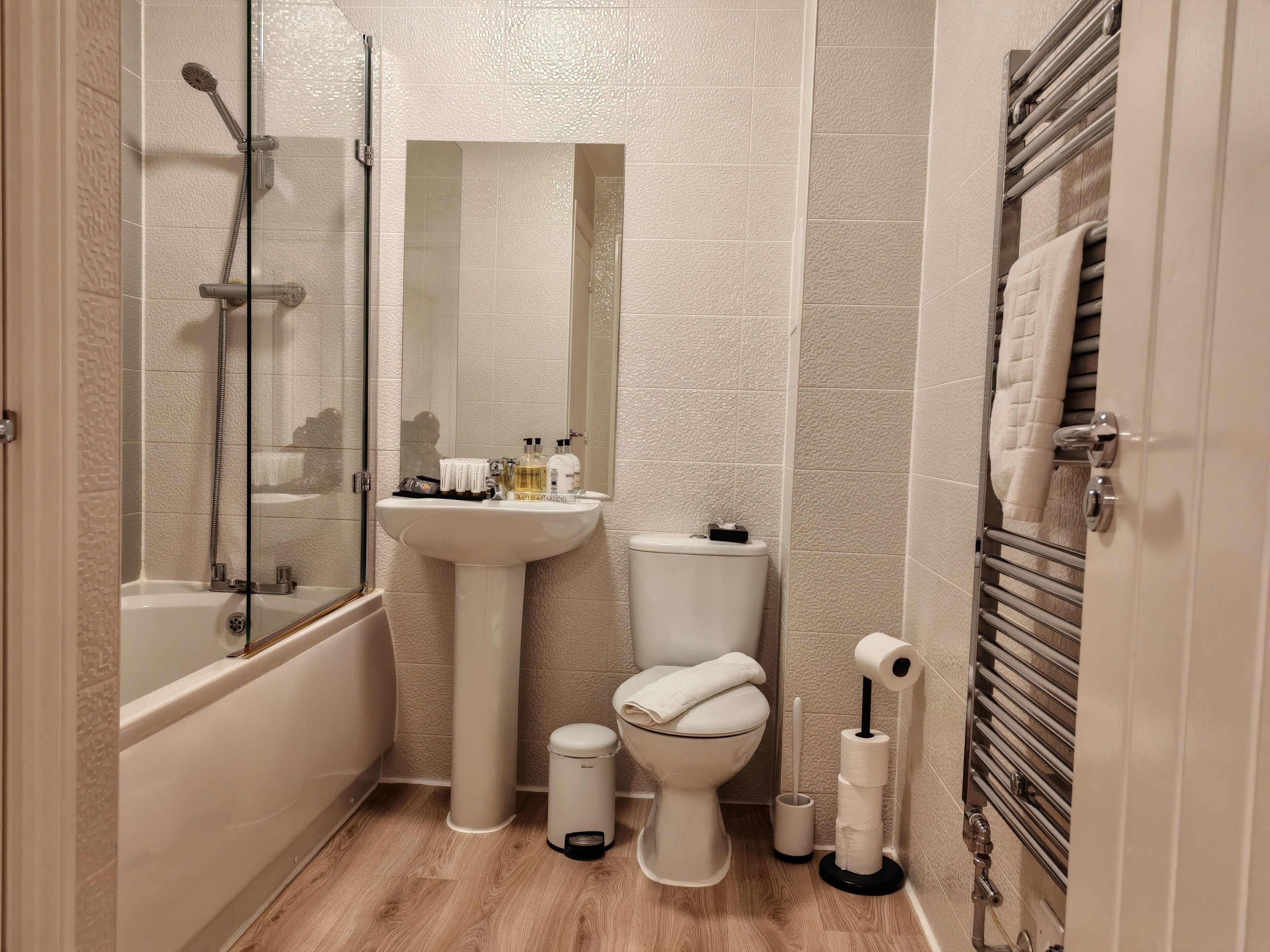 Combined shower/bathtub