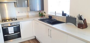 Frigorífico, horno, placa de cocina y mesa de comedor
