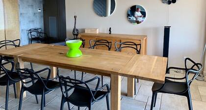 Villa for 2 people, with 1 master bedroom, sea view.