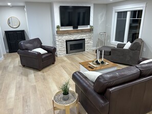 Smart TV, fireplace - LONG RIVER ESTATE (Green Gables)