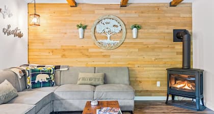 Newly Renovated Cottage, Hot Tub, Fire place, 5min to Killington Ski Gondola