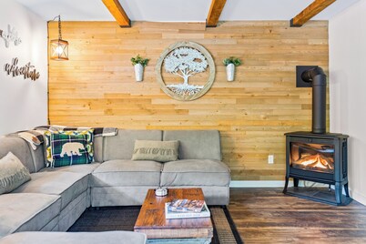 Newly Renovated Cottage, Hot Tub, Fire place, 5min to Killington Ski Gondola