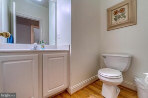 Badewanne, Haartrockner, Handtücher, Seife