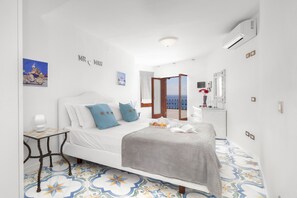 Cubrecamas, decoración personalizada y muebles diferentes 