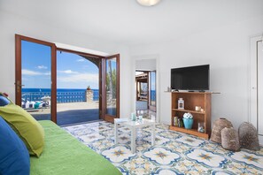Deluxe Apartment | Living area | 30-inch LCD TV with cable channels, TV - De Vivo Realty - Villa Russo Nerano (Massa Lubrense)