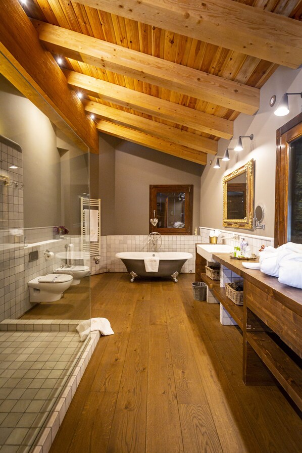 Combined shower/tub, towels