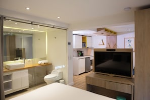 Superior-Studio | Zimmersafe, schallisolierte Zimmer, Bügeleisen/Bügelbrett
