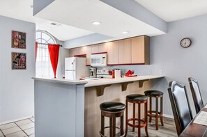 Kjøleskap, kaffetrakter/tekoker og kjøkkenutstyr