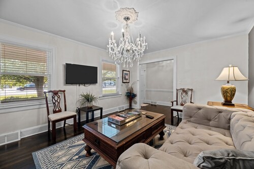 Walking Distance from the Stadium in Beautiful Greenville NC. Sleeps 8.