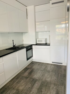 Jääkaappi, mikroaaltouuni, uuni, liesi