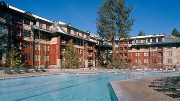 Una piscina al aire libre, una piscina climatizada