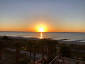 On the beach - Oceanfront Sunny Condo w Pool in Atlantica Towers (Myrtle Beach)