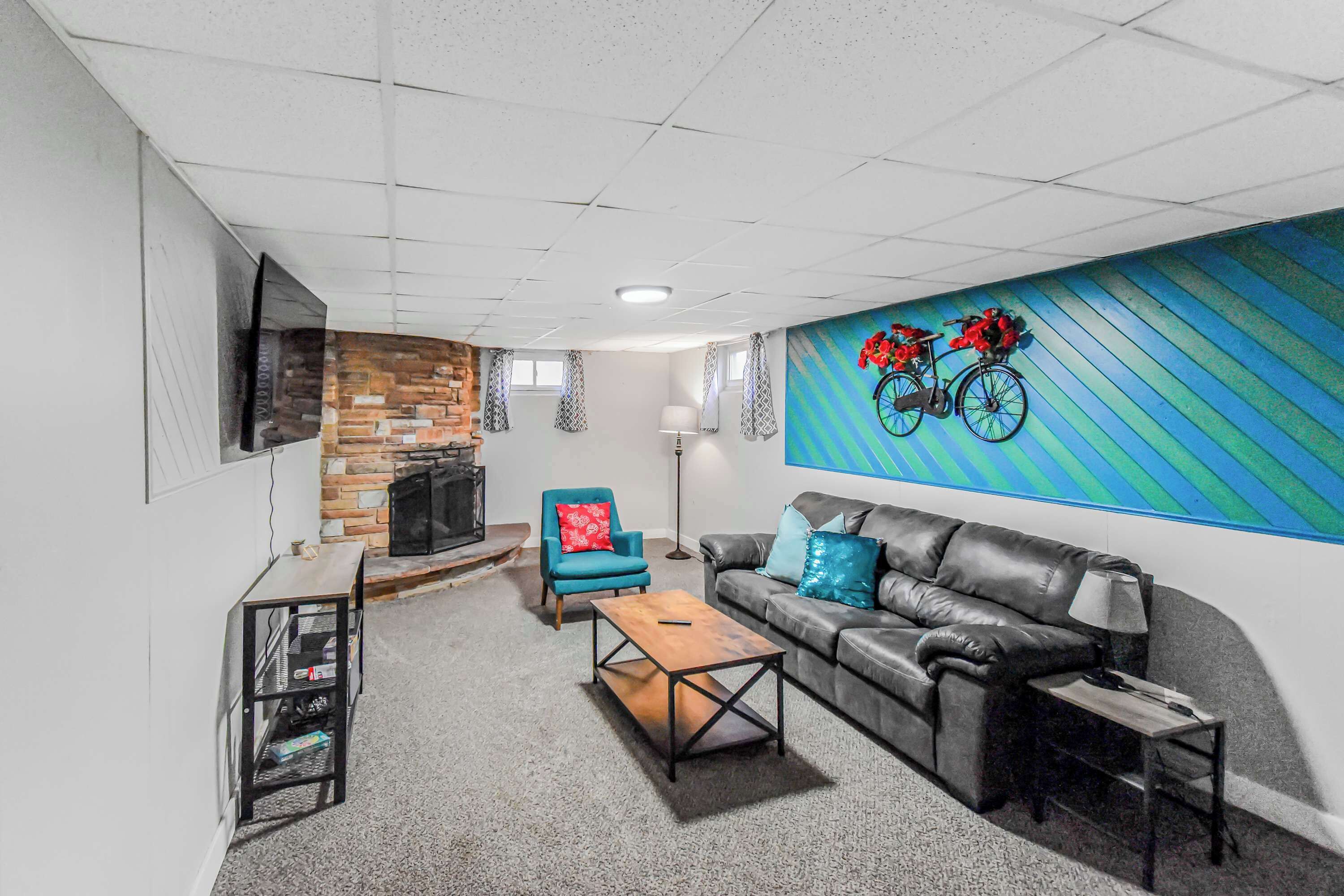 电视、壁炉、办公室