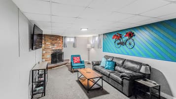 Televisión, chimenea y oficina