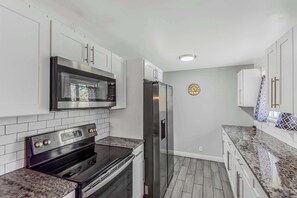 Kjøleskap, mikrobølgeovn, ovn og kokeplater