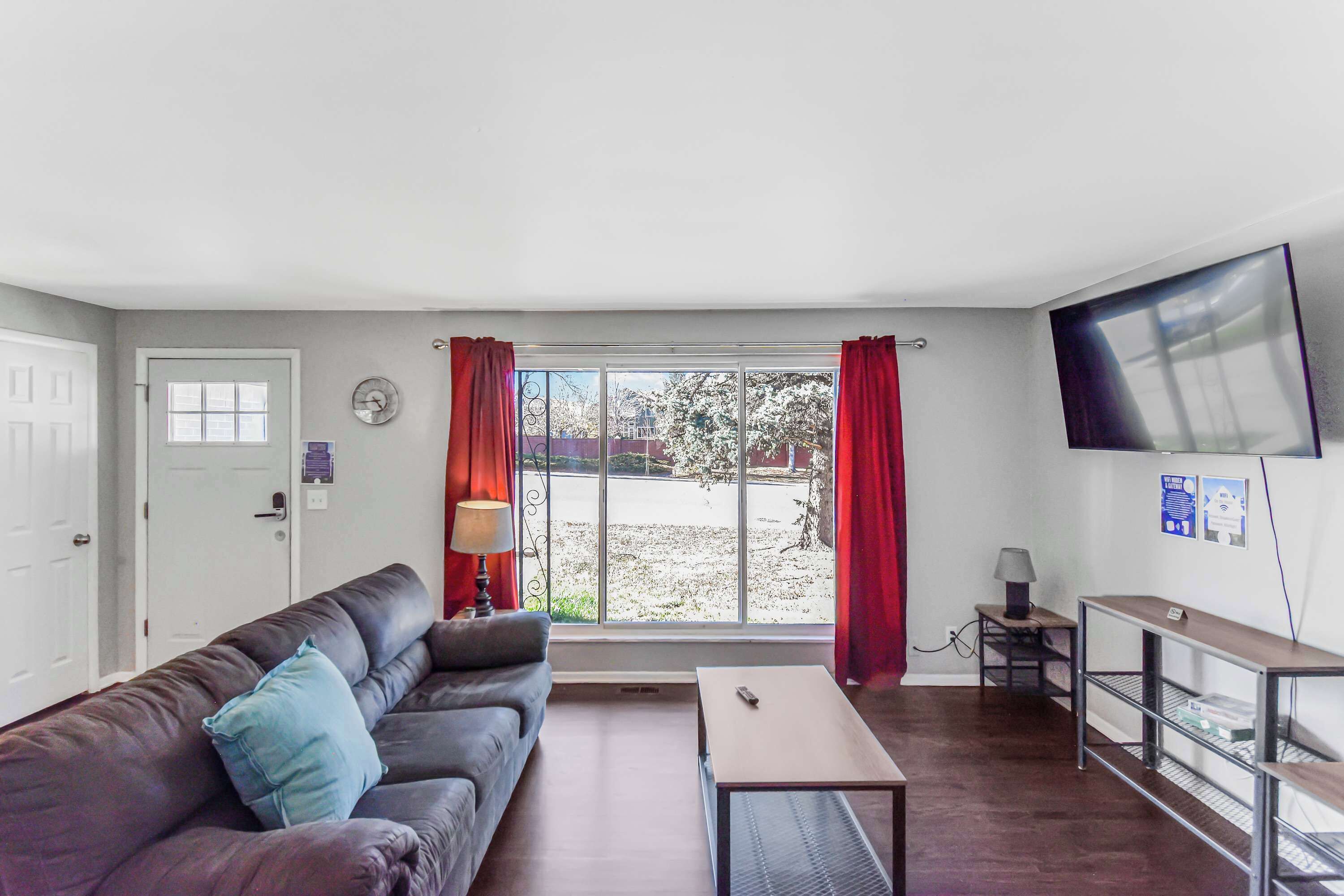 Télévision, cheminée, espaces bureaux