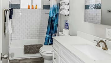 Badewanne, Haartrockner, Handtücher, Shampoo