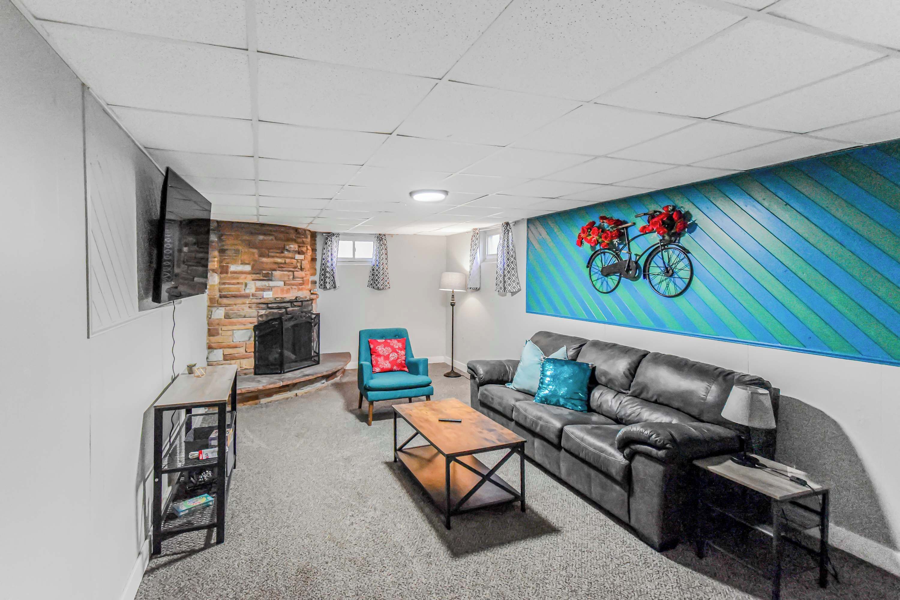 電 視、壁爐、 辦公室