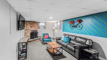 Télévision, cheminée, espaces bureaux