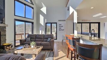 TV connectée, cheminée, baby-foot