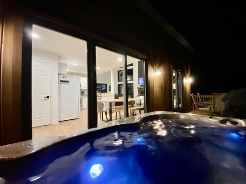 Hot Tub & Sauna ~ The Ridge Chalet ~ Wood Fireplace ~ Sleeps 12