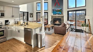 A modern kitchen with granite countertops, stainless steel appliances, and a large island. - Hot Tub & Sauna ~ The Ridge Chalet ~ Wood Fireplace ~ Sleeps 12 (Great Valley)