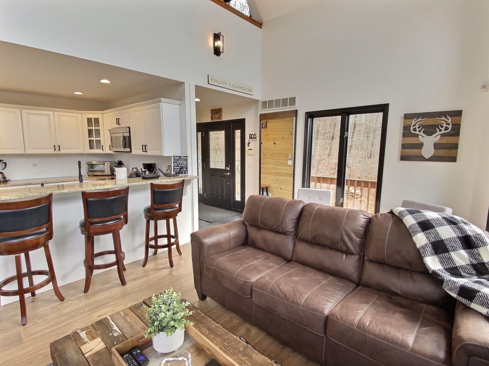 TV connectée, cheminée, baby-foot