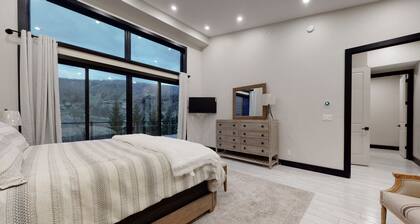 NEW 5 Bed 5 1/2 Bath Townhouse Walk To Skiing! 900 sq ft Of Mountan View Decks!