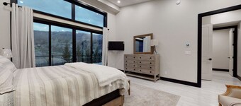 NEW 5 Bed 5 1/2 Bath Townhouse Walk To Skiing! 900 sq ft Of Mountan View Decks!