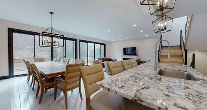 NEW 5 Bed 5 1/2 Bath Townhouse Walk To Skiing! 900 sq ft Of Mountan View Decks!